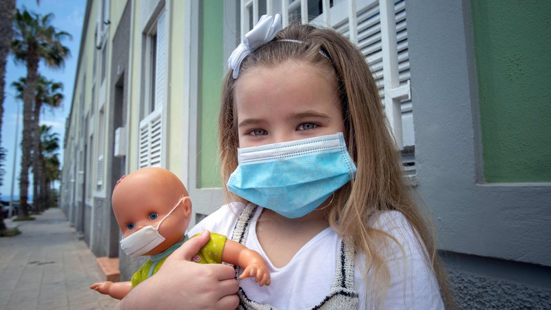 Fotografija: Največ nejasnosti ostaja glede vprašanja, v kolikšni meri lahko otroci širijo okužbe. Tisti z blagimi simptomi – ki ne kašljajo in kihajo – namreč virus širijo v manjši meri. FOTO: Desiree Martin/AFP