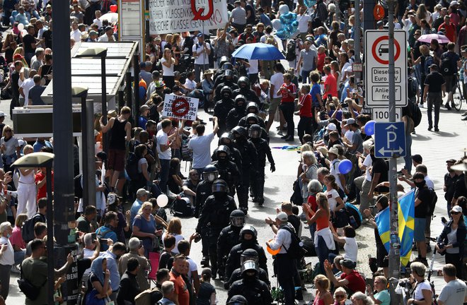 Ob protestnikih so napovedali prisotnost 3000 policistov. FOTO: Christian Mang/Reuters