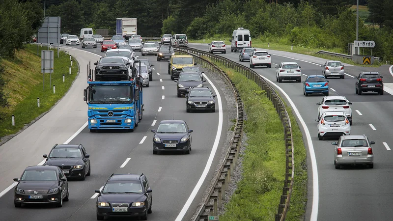 Fotografija: Ker se poletne počitnice v večjem delu Evrope bližajo koncu, na prometnoinformacijskem centru v teh dneh pričakujejo več prometa od Hrvaške proti Avstriji in posledično čakanje na mejnih prehodih. FOTO: Jože Suhadolnik