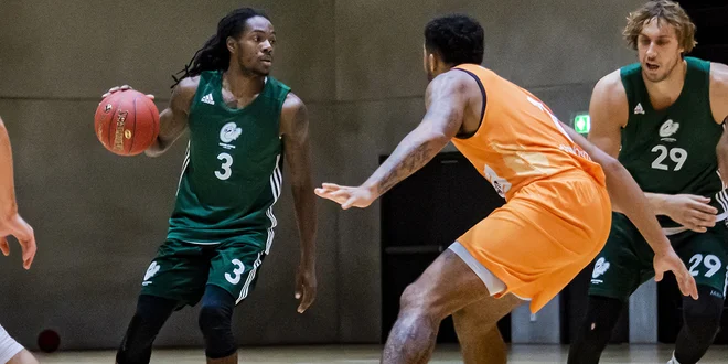 Branilec Kendrick Perry se je proti zasedbi Jake Lakoviča izkazal z 29 točkami. FOTO: Cedevita Olimpija
