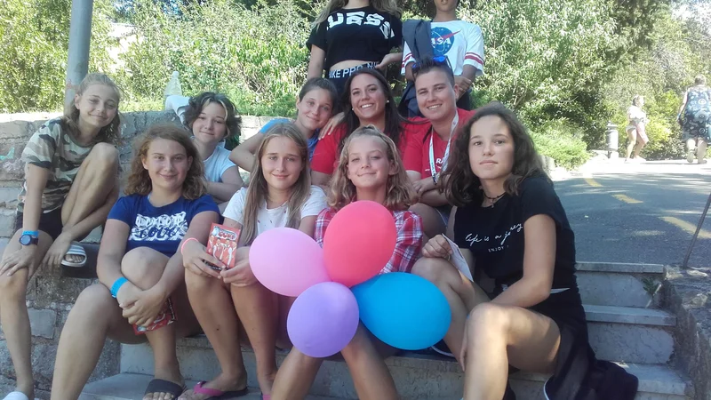 Prostovoljki Ženinn in Polonca s svojimi varovankami Foto Nataša Čepar