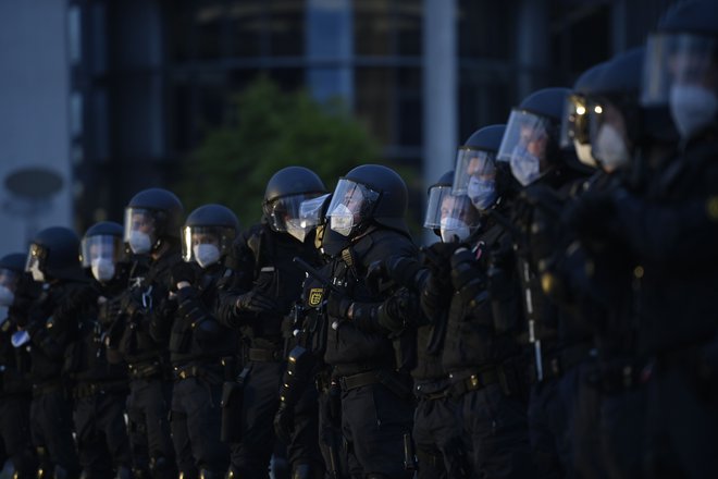 Policijski kordon pred Reichstagom. FOTO: John Macdougall/AFP