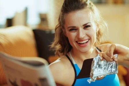 V prvi fazi naj športnik poveča vnos OH okoli vadbe. Tako doseže vnos, večji od 6 g/kg telesne mase. V drugi fazi naj poveča vnos med vadbo (na 45 g/h). FOTO: Shutterstock