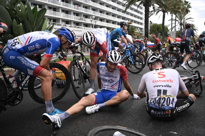 Na tleh se je znašel tudi eden od najnevarnejših Rogličevih in Pogačarjevih tekmecev Thibaut Pinot.
FOTO: Anne-Christine Poujoulat/AFP