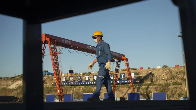 Fotografija: Most na polotok Pelješac gradi kitajski koncern v državni lasti CRBC - China Road and Bridge Corporation, kar 85 odstotkov 420 milijonov evrov vrednega projekta financira evropski proračun. Foto Foto: Jure Eržen/delo