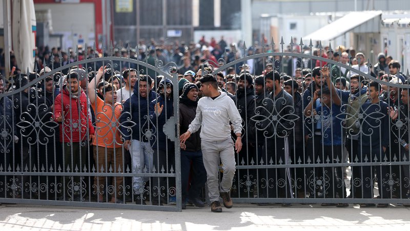 Fotografija: Februarskim prizorom iz Velike Kladuše na severozahodu Bosne in Hercegovine kar ni konca. Množicam frustriranih migrantov, ki ne morejo na razviti Zahod, se zdaj vse glasneje zoperstavljajo nezadovoljni domačini, ki jih skrbi za varnost. FOTO: Dado Ruvić/Reuters