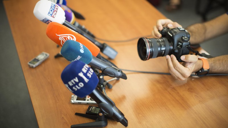 Fotografija: Ko je zaprla vrata novinarskih konferenc, je vlada ne le prisilila novinarje, da vprašanja postavljajo na daljavo, temveč je med epidemijo tudi otežila novinarsko kritiko. FOTO: Jure Eržen/Delo
