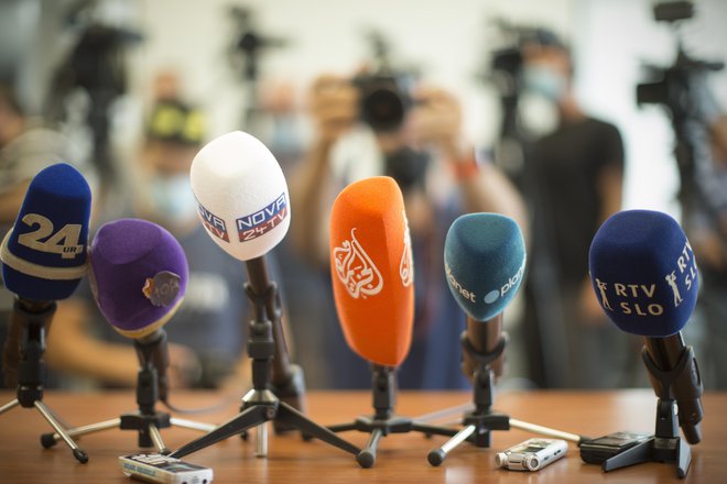 Politična oblast v zadnjih treh desetletjih vztrajno poskuša vplivati na uredniško odločanje, o čem naj novinarke in novinarji pišejo in kako. FOTO: Jure Eržen/Delo