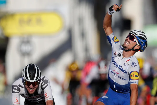 Julian Alaphilippe je svojo zmago posvetil junija preminUlemu očetu. FOTO: Stephane Mahe/AFP