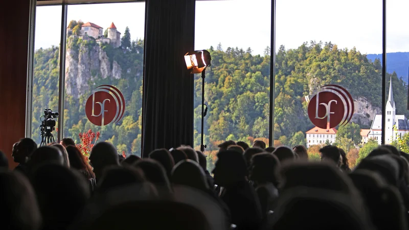 Fotografija: Trud in sredstva, ki jih je država v petnajstih letih vložila v pripravo mednarodnega dogodka, niso nadomestili potrebe po razmisleku o tem, kako se bo blejski forum razvijal v prihodnje. Foto: Leon Vidic/Delo