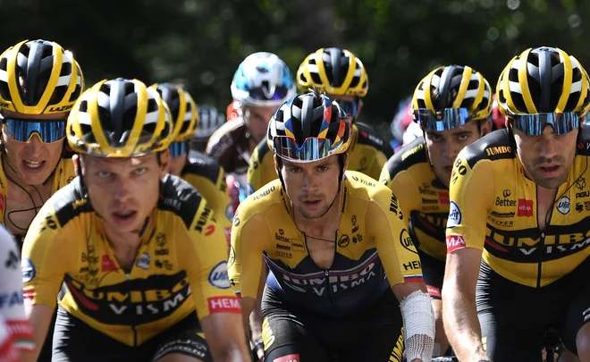 Ekipa Jumbo Visma je prepričljivo delovala do zadnjega vzpona, na katerem se je v padec zapletel Tom Dumoulin. FOTO: Anne-Christine Poujoulat/AFP