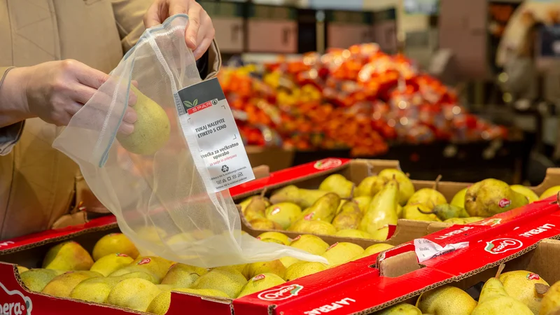 Fotografija: S pralnimi mrežastimi vrečkami iz recikliranega materiala za večkratno uporabo se lahko izognemo najtanjšim in za okolje zelo obremenjujočim plastičnim vrečkam. FOTO: arhiv Spar Slovenija