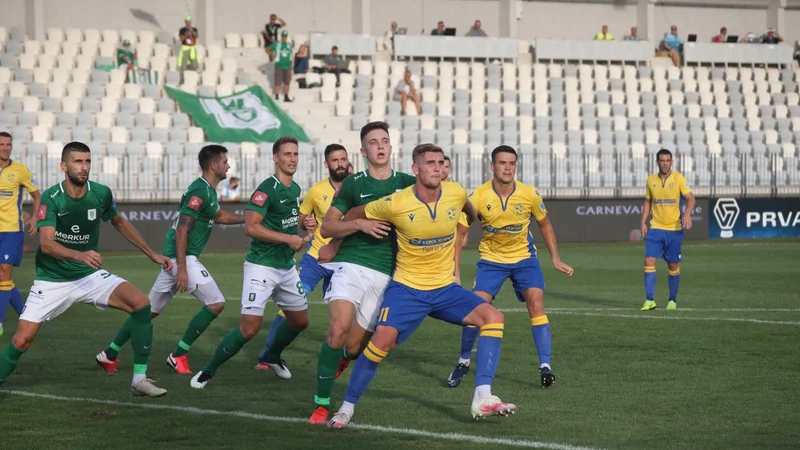 Fotografija: Mladi koprski napadalec Nardin Mulahusejnović in Olimpijin najstnik Enrik Osterc sta bila med vidnejšimi igralci derbija, v katerem sta oba osvojila po prvi točki v novi sezoni. FOTO: Danijel Škerjanc