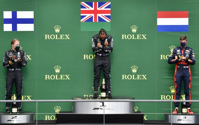 Lewisu Hamiltonu sta družbo na zmagovalnem odru delala drugouvrščeni Valtteri Bottas (levo) in tretjeuvrščeni Max Verstappen (desno). FOTO: John Thys/Reuters