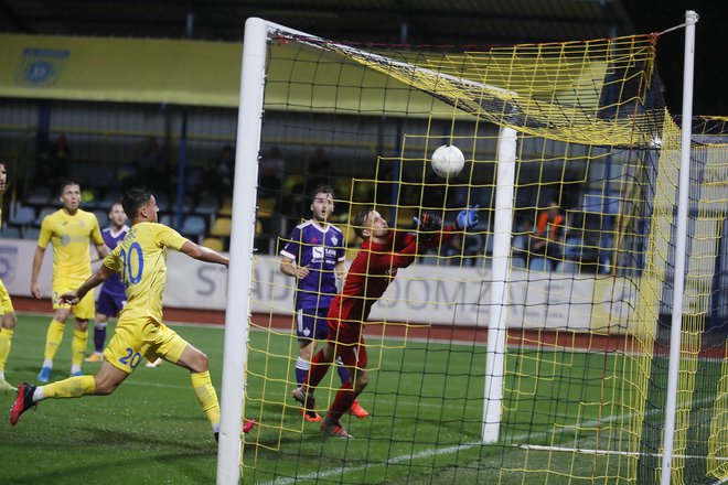 Domžalski vratar Gregor Sorčan je bil prenizek pri golu vijoličnih. FOTO: Leon Vidic/Delo