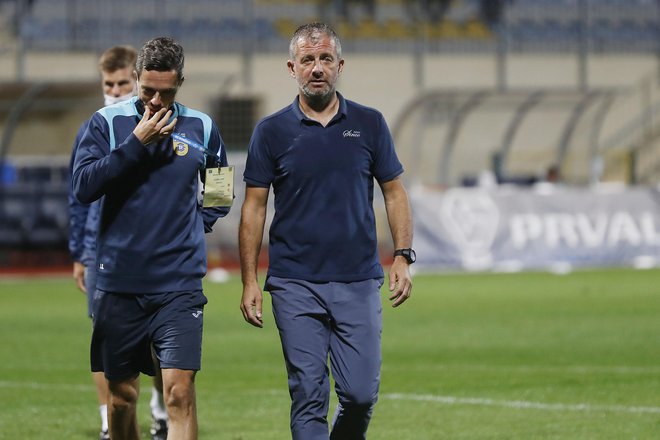Trener Domžal Dejan Đuranović in njegov pomočnik Jan Košir sta bila zadovoljna s točko. FOTO:Leon Vidic/Delo