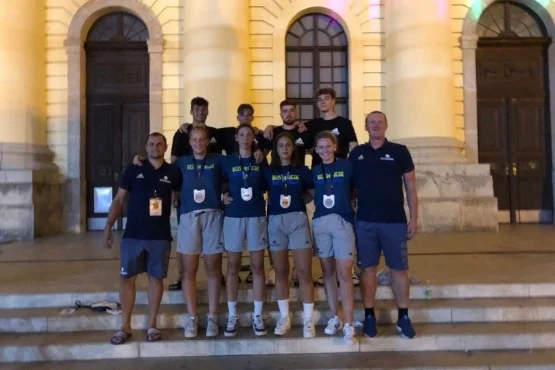 Dekliško reprezentanco so sestavljali <strong>Špela Berus, Anja Dragar, Katja Sever</strong> (vse &nbsp;ŽKD Ježica) in <strong>Zala Šrot</strong> (ŽKK Slovenske Konjice), v fantovski zasedbi pa so <strong>Žiga Ferjančič </strong>(Ježica), <strong>Nace Frelih, Tilen Jugovic</strong> (oba LTH Castings Škofja Loka) in <strong>Edin Husičić </strong>(Zagorje). Trener obeh reprezentanc in vodja poti je <strong>Matic Vidic.&nbsp;</strong>FOTO: KZS