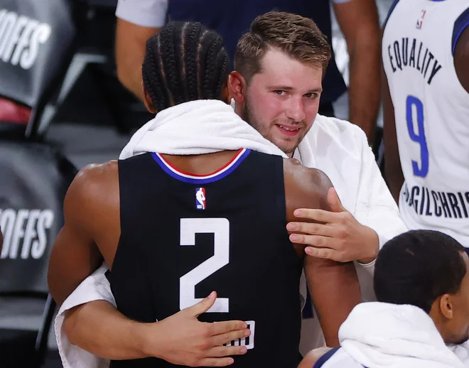 Kawhi Leonard in Luka Dončić sta se takole poslovila. FOTO: AFP