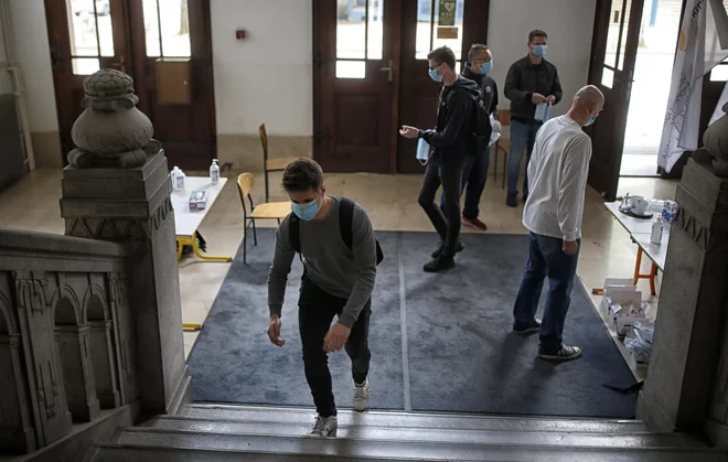 Ali bodo otroci nosili maske v šoli, je odločitev staršev. FOTO: Blaž Samec/Delo