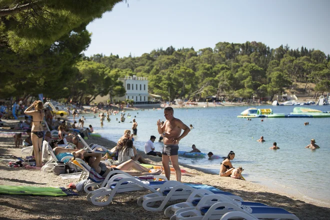 Plaža v mestu Makarska. Fotografija je nastala 22. avgusta 2020. FOTO: Jure Eržen/Delo