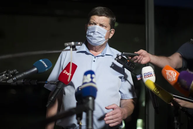 Franc Jurša po seji sveta stranke Desus, ki so jo zaradi različnih pravnih mnenj prekinil. Nadaljevali bodo 9. septembra. FOTO: Jure Eržen/Delo