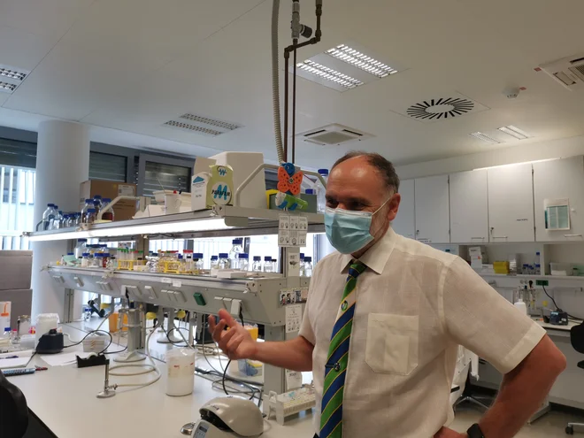 Prof. dr. Roman Jerala, vodja skupine za raziskave covida-19 in razvoj cepiva na Kemijskem inštitutu v Ljubljani: Za nadaljnji razvoj slovenskega cepiva so potrebne klinične raziskave. FOTO: Milena Zupanič/Delo