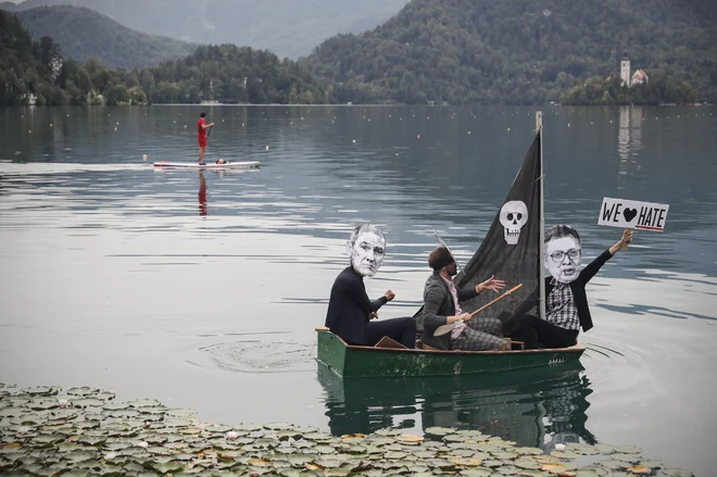 Maske s protestov v Ljubljani so se za dan preselile na Bled. FOTO: Uroš Hočevar/Delo