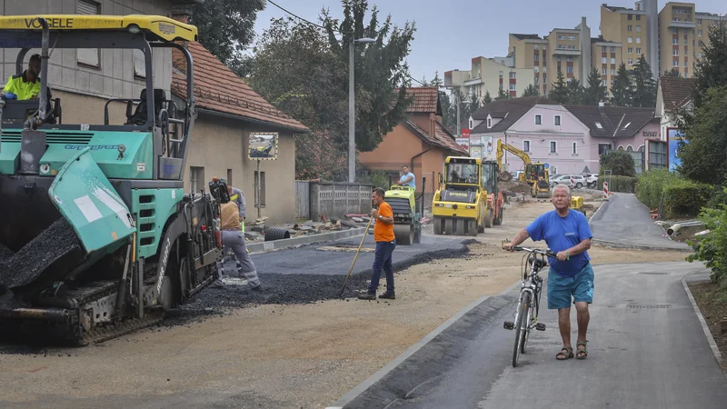 Fotografija: Na gradbišču od Ruskega carja proti Savi so včeraj polagali asfalt. FOTO: Jože Suhadolnik/Delo