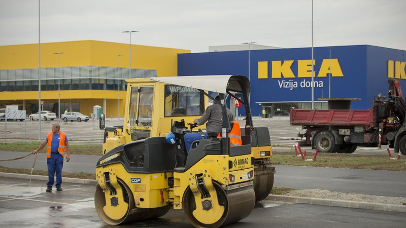 Fotografija: Čeprav je videti, kot da je Ikejina trgovina v ljubljanskem BTC že končana, pa delavce čaka še veliko dela v notranjosti stavbe. Foto Jure Eržen