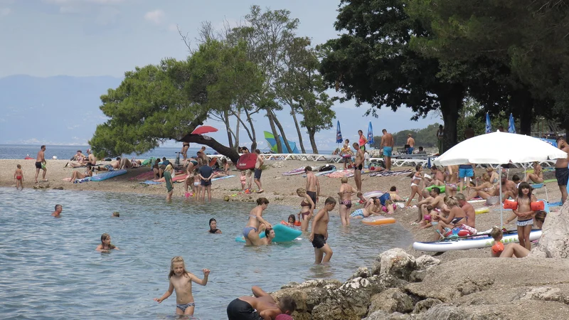 Dopustovanje na Hrvaškem otoku Krk v času koronavirusa. FOTO: Leon Vidic/Delo