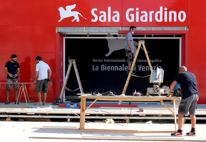 Najstarejši filmski festival na svetu se bo ob rigoroznem varnostnem protokolu začel jutri. Foto Manuel Silvestri/Reuters