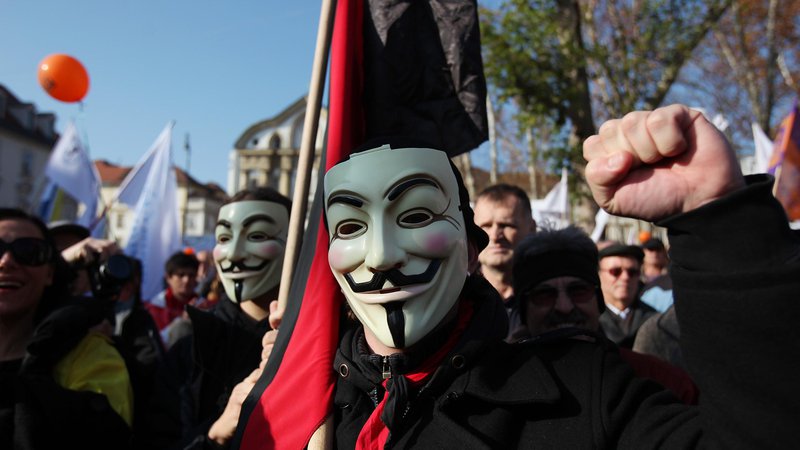 Fotografija: Maske, ki so simbol gibanja Anonymous, so pogoste tudi na protivladnih protestih v Sloveniji. FOTO: Jože Suhadolnik/Delo