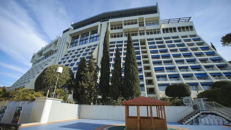 Fotografija: Država je državnim hotelom z boni zelo pomagala. Foto Jože Suhadolnik
