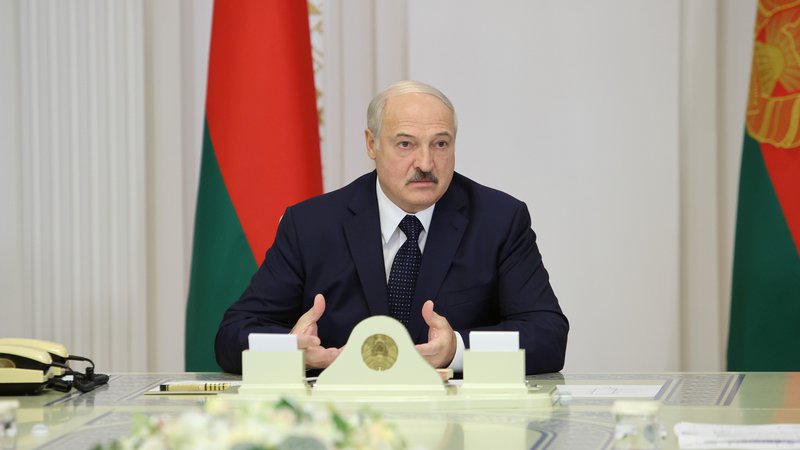 Fotografija: Beloruski predsednik Aleksander Lukašenko dopušča možnosti spremebe v državi, ki ji vlada že 16 let. FOTO: Sergei Sheleg/Belta Via Reuters