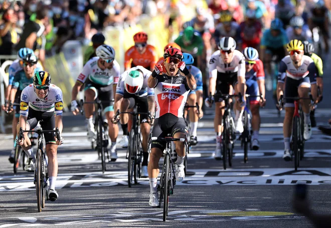 Caleb Ewan je med tekmeci vijugal do cilja. FOTO: Kenzo Tribouillard/Reuters