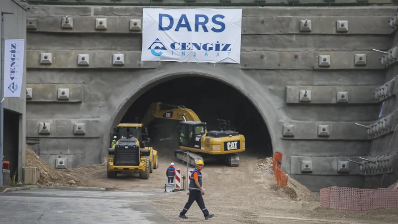 Fotografija: Turški izvajalec zagotavlja, da bo ujel zamujeni rok začetka gradnje, kar bi lahko verjeli, saj pozna v detajle strukturo hribine sosednje cevi predora. Foto Jože Suhadolnik/Delo