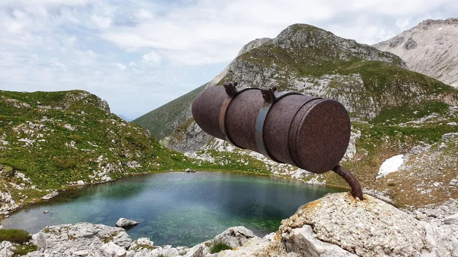 Jezero v Lužnici avtorica v knjigi opiše kot visokogorsko jezero, polno dvojnosti. FOTO: Manca Korelc