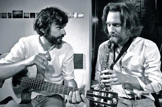 BalKan duo, ki ga sestavljata Vasko Atanasovski (desno) in Zoran Majstorović, prepleta tradicionalna glasbena izročila različnih balkanskih kultur. Foto arhiv organizatorja