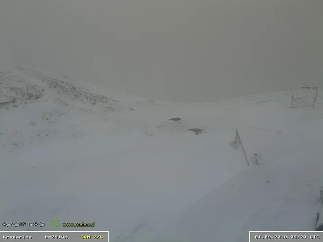 Triglavski dom na Kredarici, pogled na Tosc, visok 2275 metrov, Spodnje Bohinjske gore in del Malega Triglava. FOTO: Arso