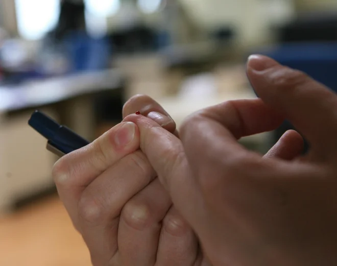 Vsi diabetiki, ki uporabljajo inzulin, se morajo navaditi spremljati glukozo v krvi pred vadbo in po njej, občasno pa tudi vmes. FOTO: Uroš Hočevar