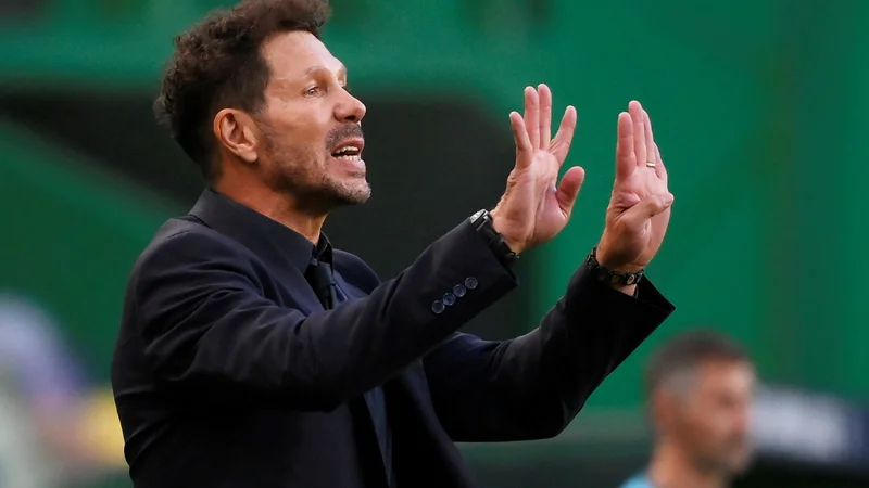 Fotografija: Diego Simeone je na trenerskem stolčku madridskega Atletica že devet let, v tem obdobju pa je za nakupe igralcev Atletico zapravil že skoraj milijardo evrov. FOTO: Lluis Gene/Pool Reuters