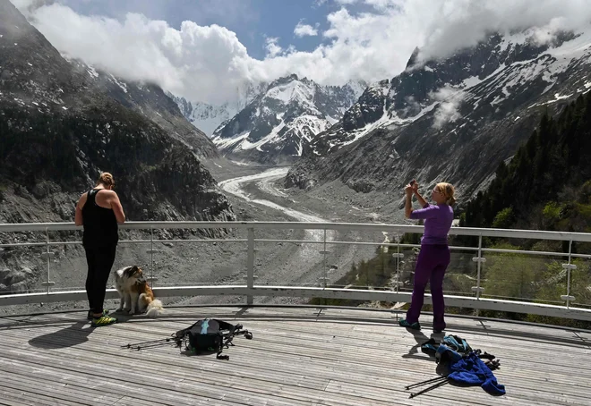 Največji ledenik v Franciji Mer de Glace pod Mont Blancom se je v zadnjih letih dramatično skrčil.FOTO: Philippe Desmazes/Afp