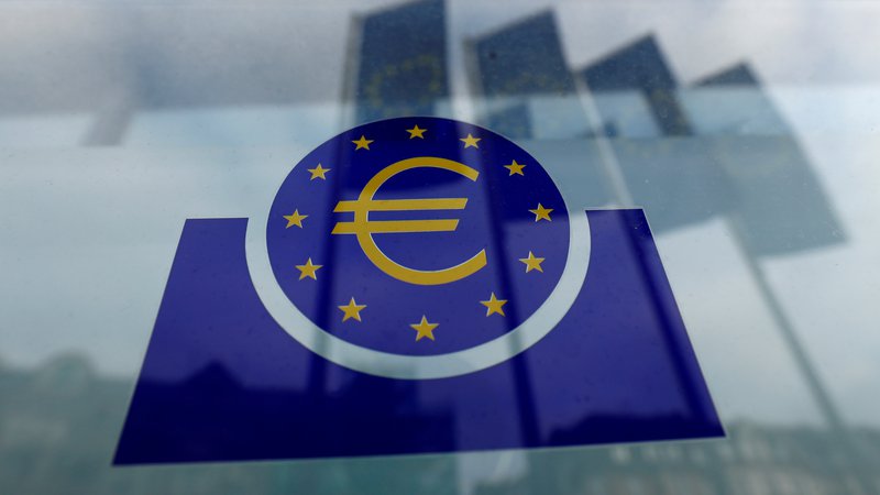Fotografija: Evrsko območje se oddaljuje od inflacijskega cilja ECB.Foto Ralph Orlowski Reuters