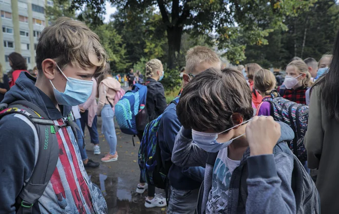 Vse države so sprejele ukrepe, da bi lahko odprli šole. FOTO Jože Suhadolnik/Delo