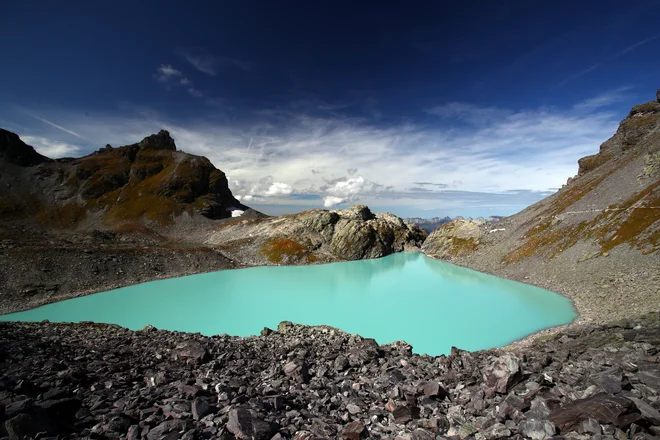 Ledeniško jezero Wildsee lake nad krajem Bad Ragaz v Švici. FOTO: Denis Balibouse/Reuters