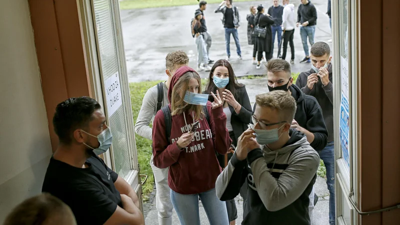 Fotografija: Tudi v urad varuha človekovih pravic so na temo nošenja mask v šolah in fizične razdalje med otroki prejeli kar nekaj vprašanj. FOTO: Jože Suhadolnik/Delo