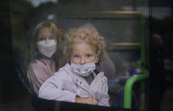 Prvi šolski dan (za srednješolce prvič po dobrih petih mesecih) so zaznamovale maske. FOTO: Blaž Samec/Delo<br />
 