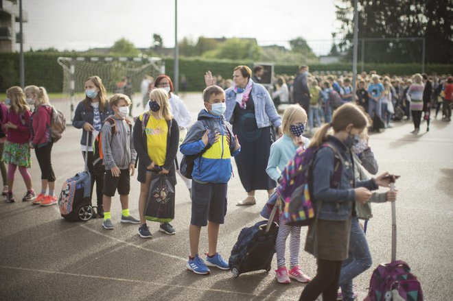 Večina otrok je nosila maske na prvi šolski dan. Fotografija z  Osnovne šole Koseze Foto: Jure Eržen/delo