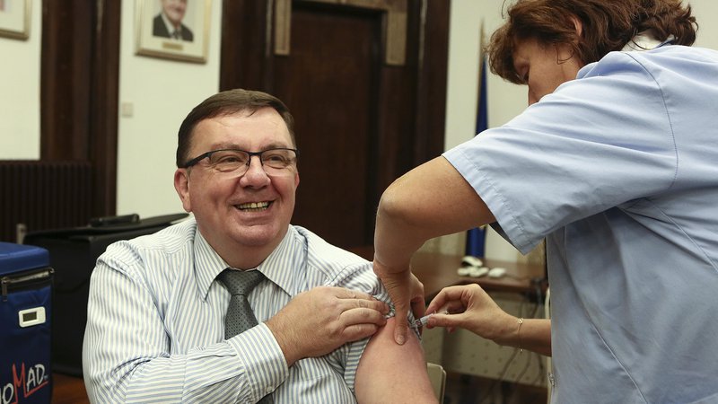 Fotografija: Proti gripi se je pred novinarji cepil tudi zdravstveni minister Samo Fakin. FOTO: Jože Suhadolnik/Delo