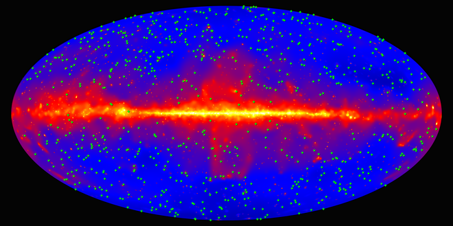 Slika 2: Karta celotnega neba prikazuje položaje 739 blazarjev (označenih z zelenimi križci), ki so jih v raziskavi uporabili za merjenje zunajgalaktične svetlobe ozadja. Modra barva prikazuje nebo, kot ga je v devetih letih delovanja opazoval vesoljski teleskop Fermi v visokoenergijski svetlobi gama. Ravnina naše galaksije poteka vodoravno po sredini slike. Vir Nasa/DOE/ kolaboracija Fermi LAT